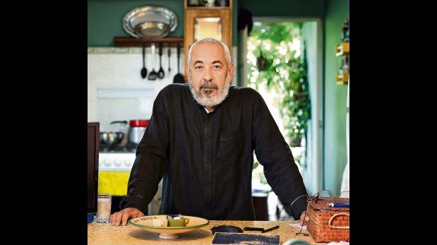 Author Leonardo Padura in a kitchen